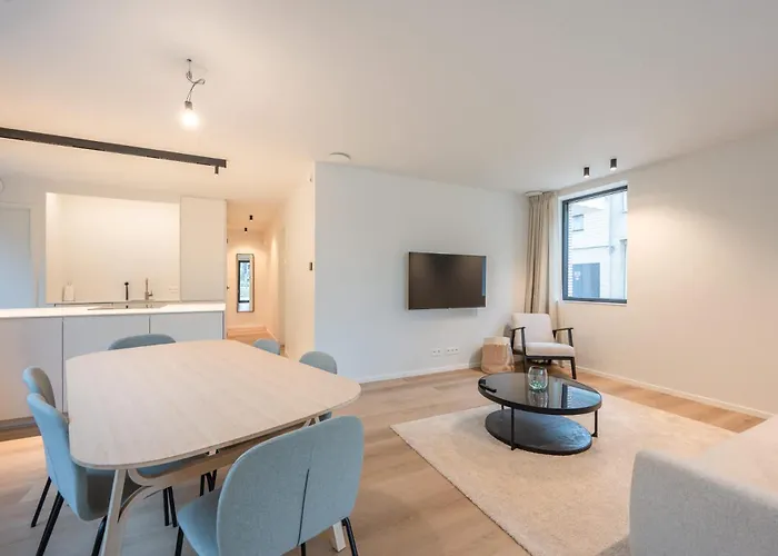 Mistral 2 Bedrooms Near شقة *